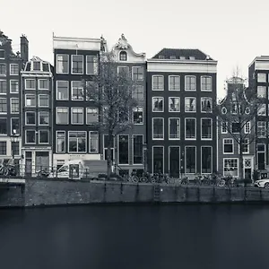 https://18th-century-groundfloor-canal-house-with-patio-garden.amsterdamhotelsnl.com